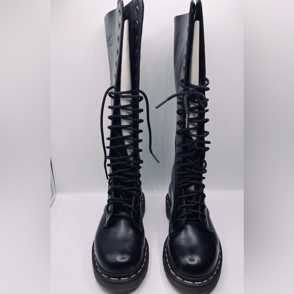 Dr. Marten’s 20 Eyelet 11300 Unisex Combat Tall Boots. Authentic leather.